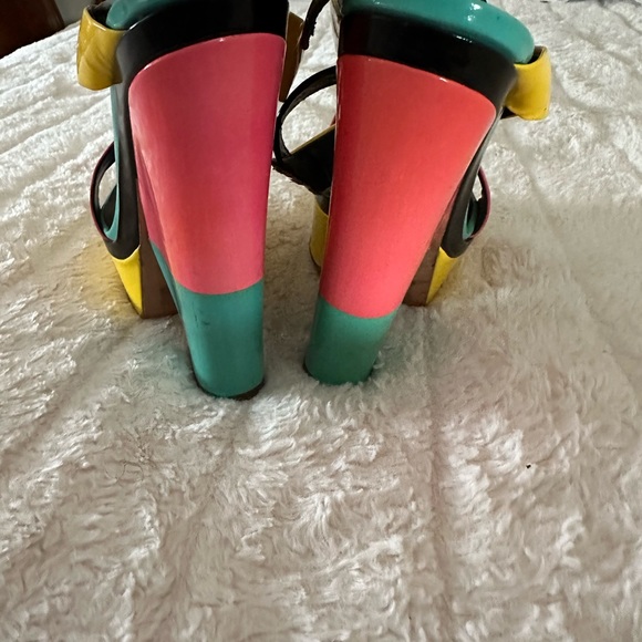 Rare find: giuseppezanottias seen on Nicki Minaj - Picture 2 of 4